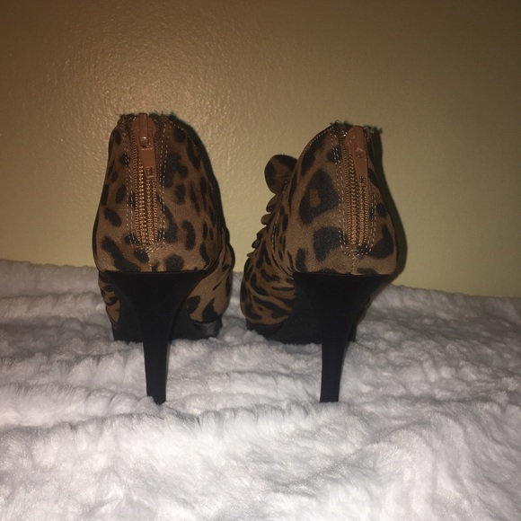 Cheetah Heels with Ruffles - Picture 4 of 5